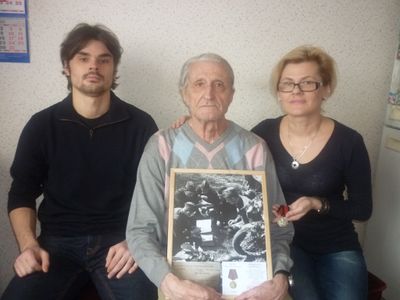 Активисты проекта «Алексей, Алешенька, сынок…» передали фотографию лейтенанта И.П. Мартыченко его родным