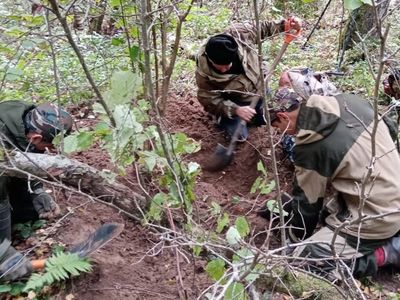 Двух неизвестных красноармейцев обнаружили поисковики отряда «Судьба человека» в Темкинском районе