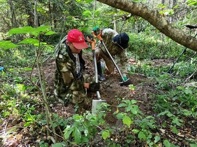 Четырех красноармейцев обнаружили поисковики в Темкинском районе